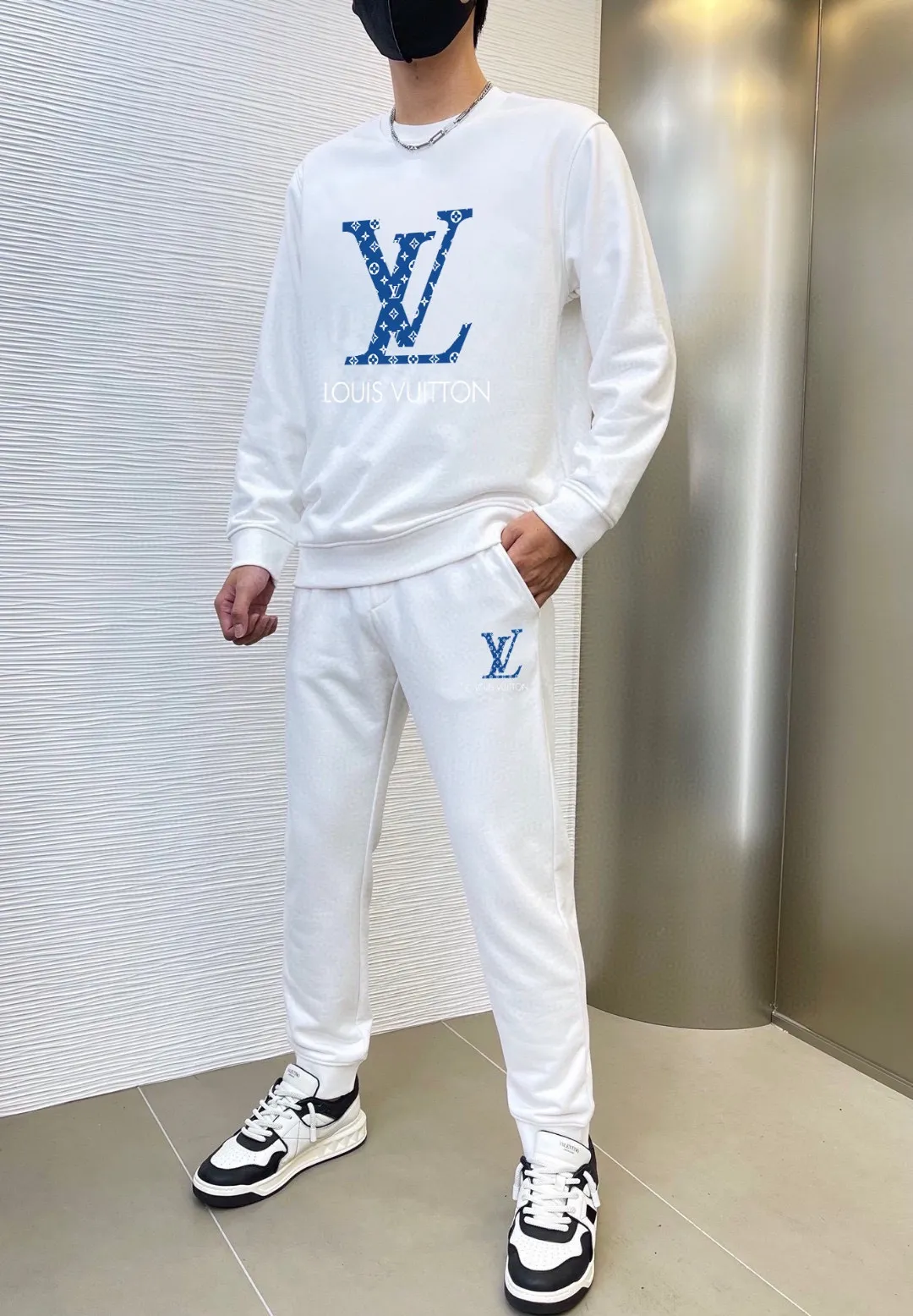 🅿️380 [LV Louis Vuitton] (Fat Man Gospel) hot-selling suit is coming. Focus on the original version of the official website. 2025 new hot-selling sweatshirt suit. The original order is hard to buy🇭🇰. It is the meticulous work of top designers for a fitting and perfect upper body effect. All-natural high-quality Roman cotton 100%, close-fitting comfort, noble and elegant! Original hardware embodies elegance and nobility! Counter size: M-5XL (maximum wear up to 220 pounds)